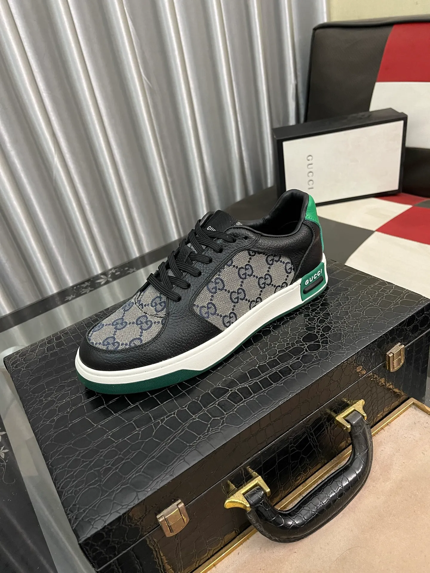 Men's shoes💰420⌚️⌚️[GUCCI] Gucci men's casual shoes are absolutely popular🔥The ultimate matching item for trendy men! The charm of super texture is unstoppable. This is the main recommendation. The upper is made of high-quality cowhide, with pig lining feet and wear-resistant rubber sole. It is noble and elegant! Extremely comfortable🎁🎁You can be as handsome as you want💪 Available in sizes 38-44 and 3️⃣colors